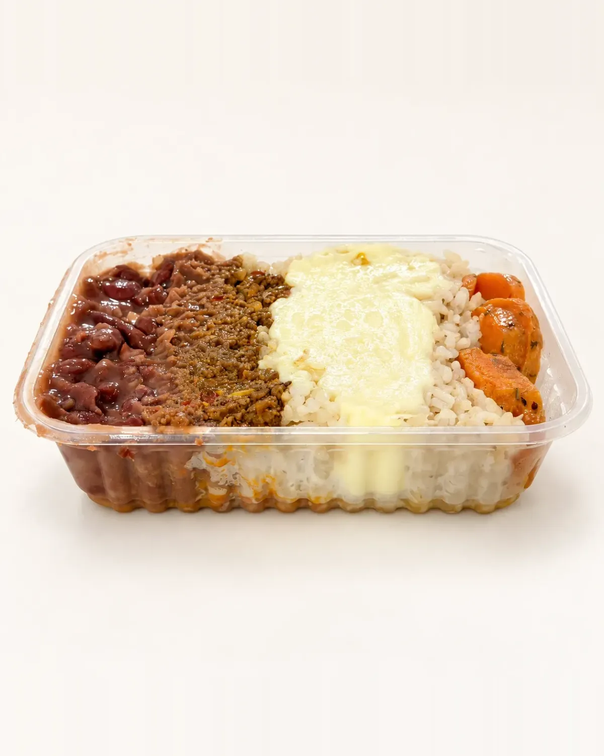 Marmita com feijão vermelho, carne moída, arroz com molho branco e rodelas de cenoura