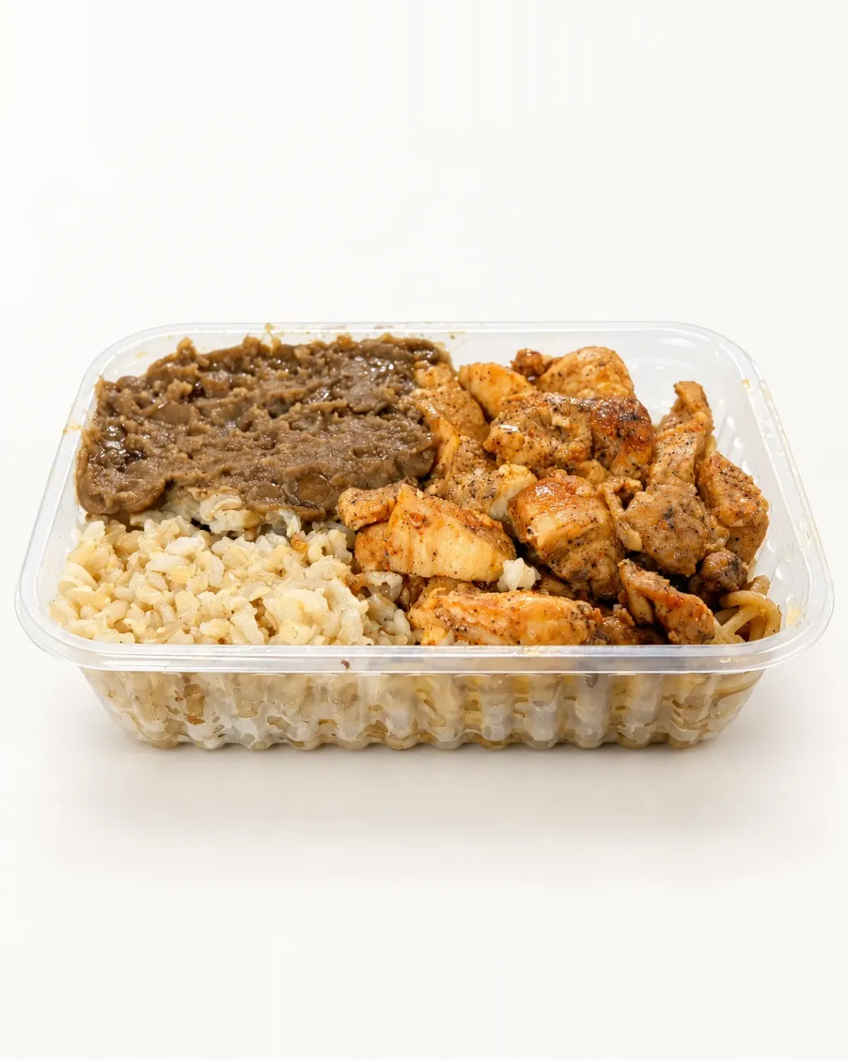 Marmita com feijão, arroz integral e cubos de frango grelhado